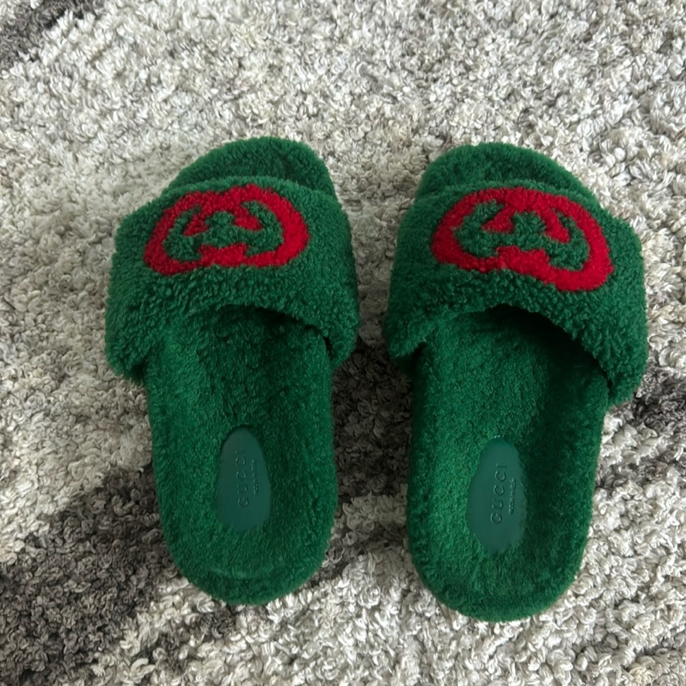 Gucci slides very good condition practically new